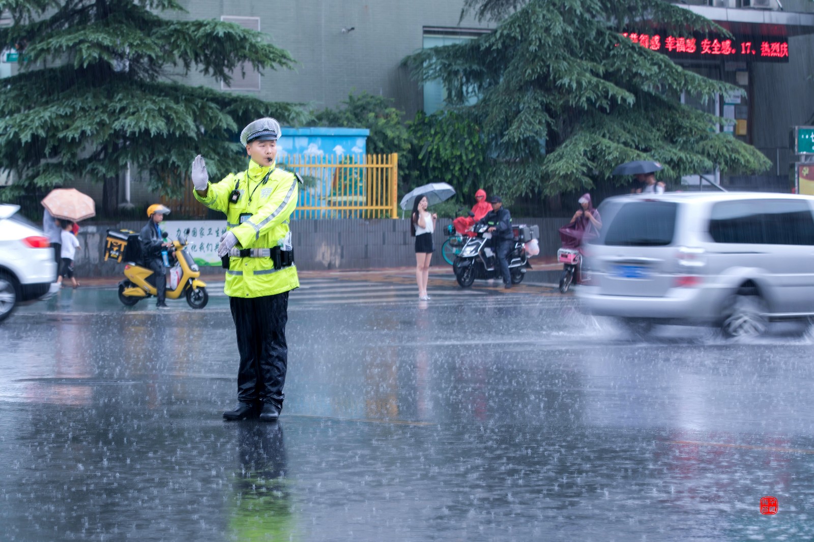 深圳首支“家校警”交通安全护航队上岗 他们的任务是……