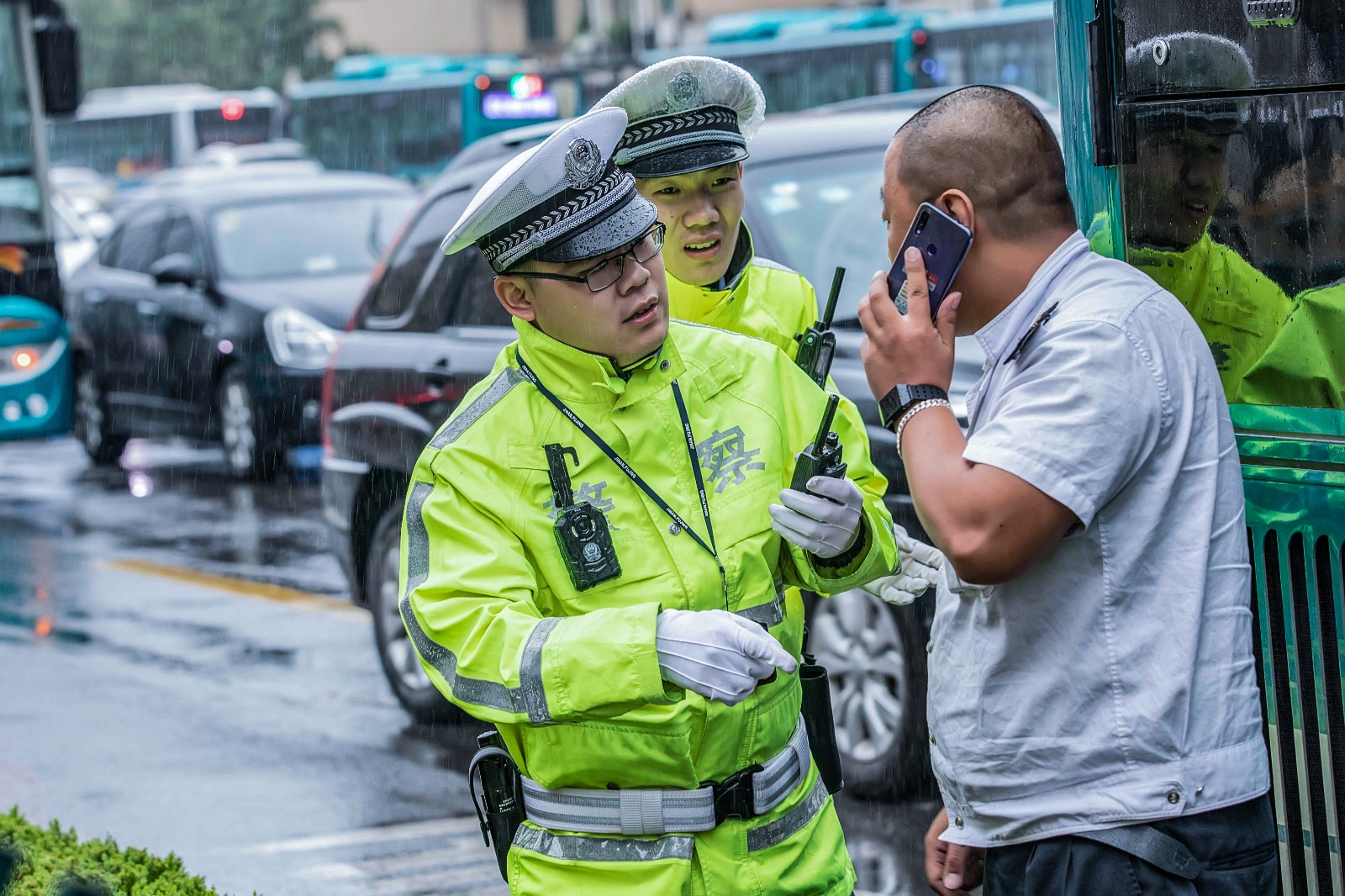 雨中交警(一)